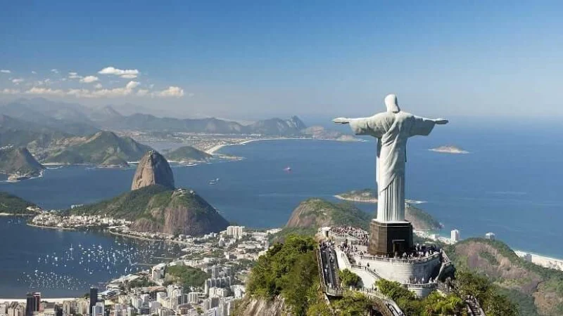 Vista panoramica di Rio de Janeiro con il Cristo Redentore, la baia di Guanabara e il Pan di Zucchero