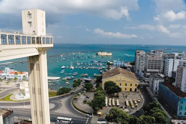 Vista aerea dell'Elevador Lacerda e del porto di Salvador de Bahia, in Brasile